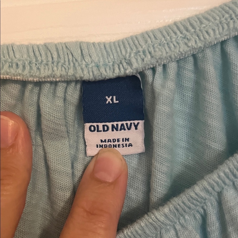 New Without Tags-Old Navy Key Hole Top with Puff Sleeves very cute - Picture 2 of 5